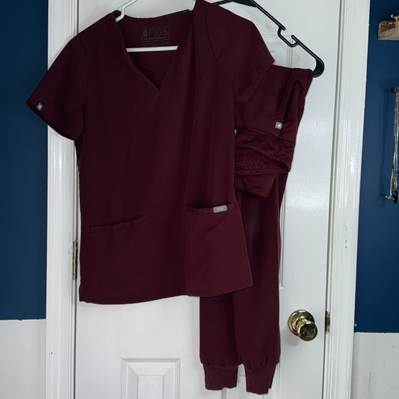 FIGS Scrub Set’s. $25/ea - Picture 4 of 6